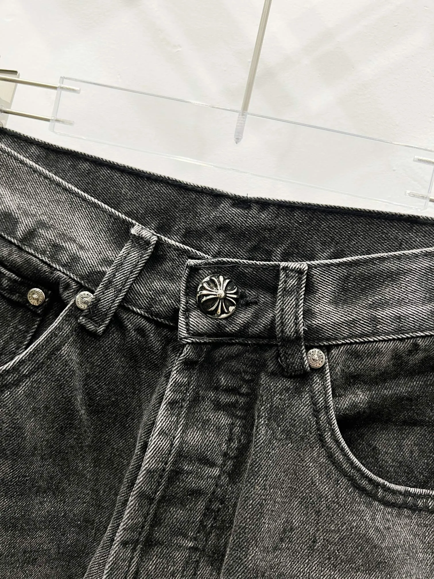 P290 Style No.: (C005) Chrome Hearts & CH Chrome Hearts three-color leather grimace element rapper Nomi's same cross jeans. Really restores the ultimate vintage texture. Special Italian cowhide print and then cut. Customized sheepskin three-layer thick line leather. The whole body is spliced in heavy water washing process. Craftsmen hand-splash ink. You can see the details. Three-dimensional cutting version. Loose and comfortable, not picky on the figure. Look taller and slimmer. Factory precision work. Original factory quality control. Same style for men and women. Can be matched with couples. Versatile recommendation. Must-have jeans for all seasons. Color: black Size: 28-30-32-34-36
